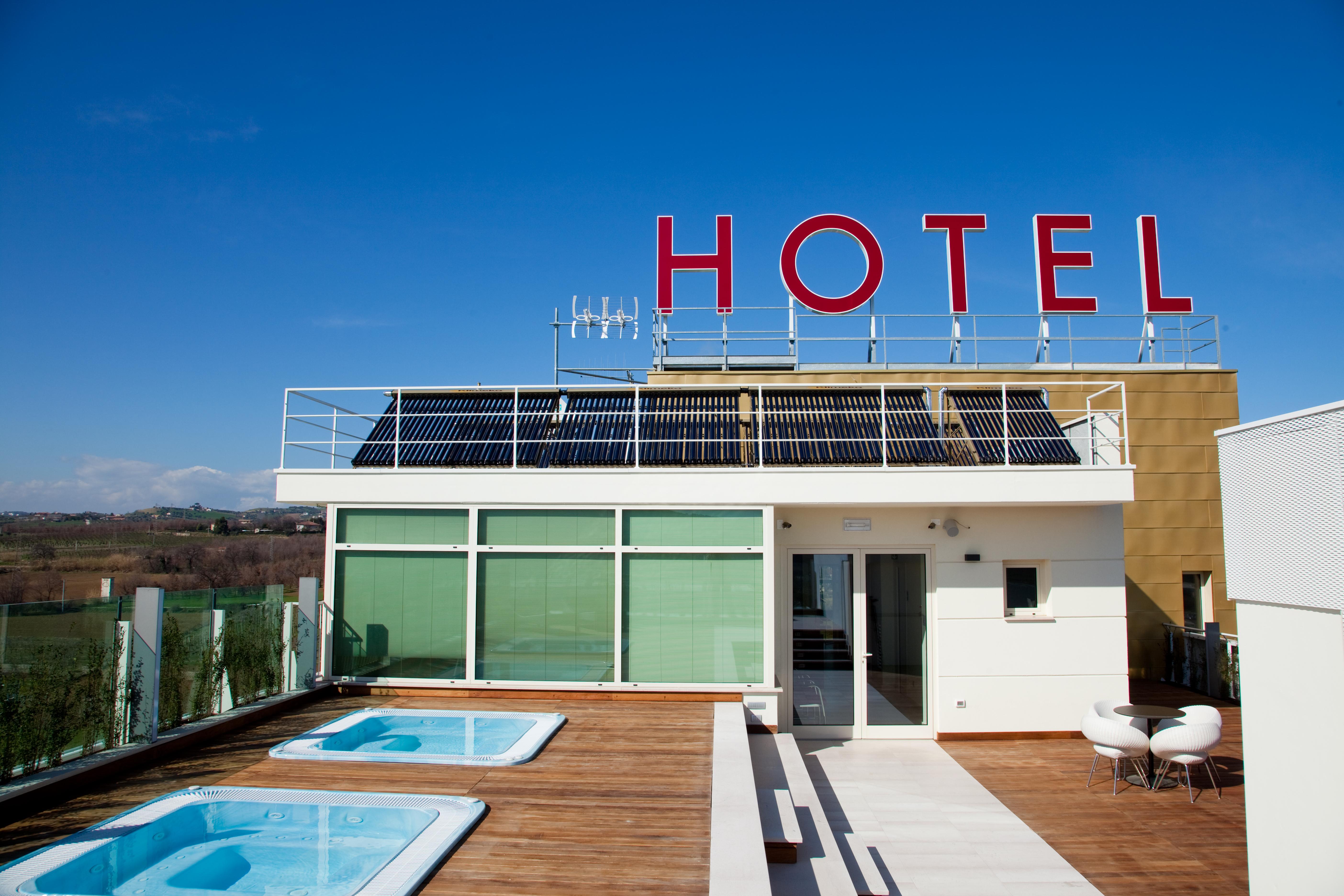 Breaking Business Hotel Mosciano Sant'Angelo Exterior photo