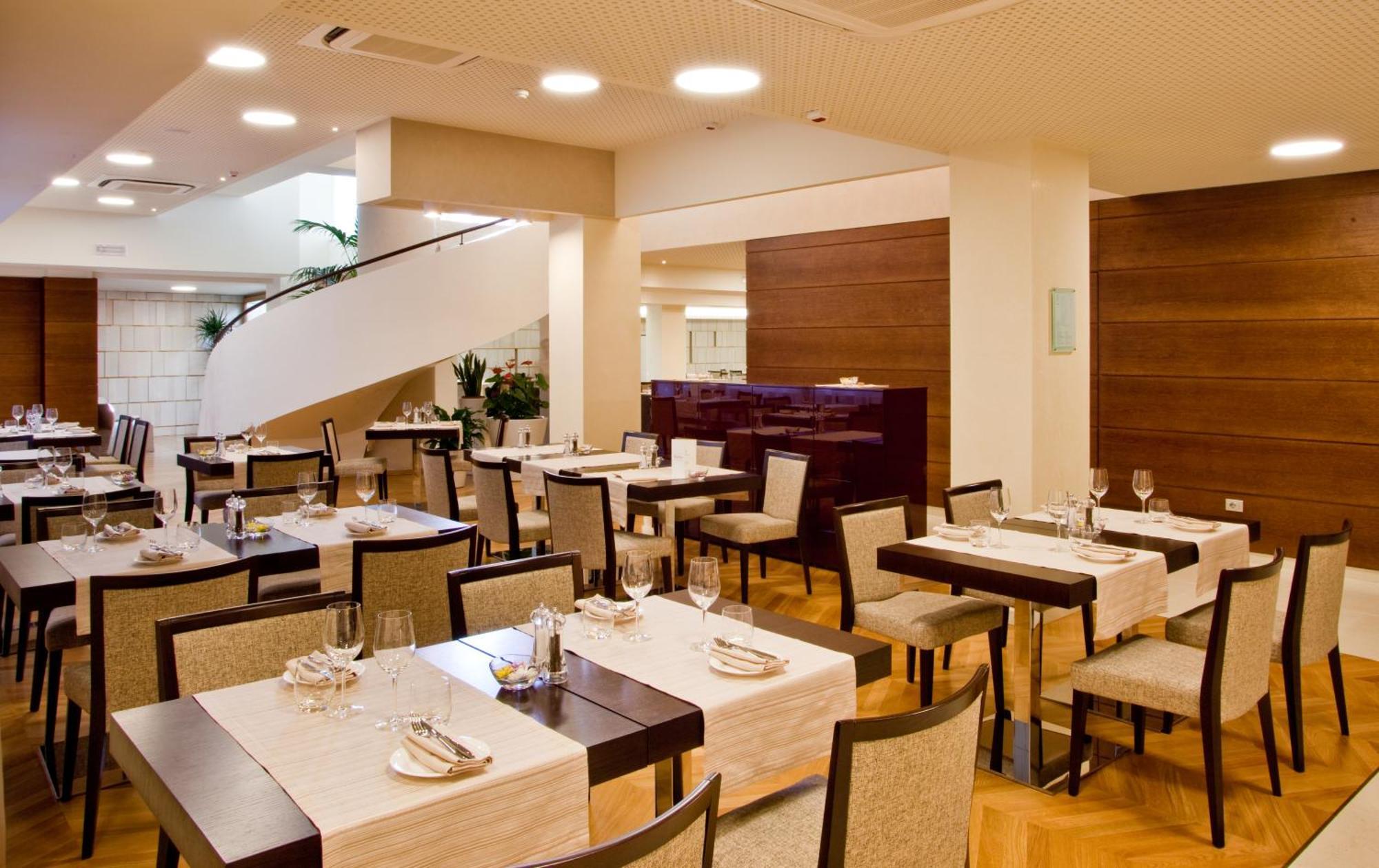 Breaking Business Hotel Mosciano Sant'Angelo Exterior photo
