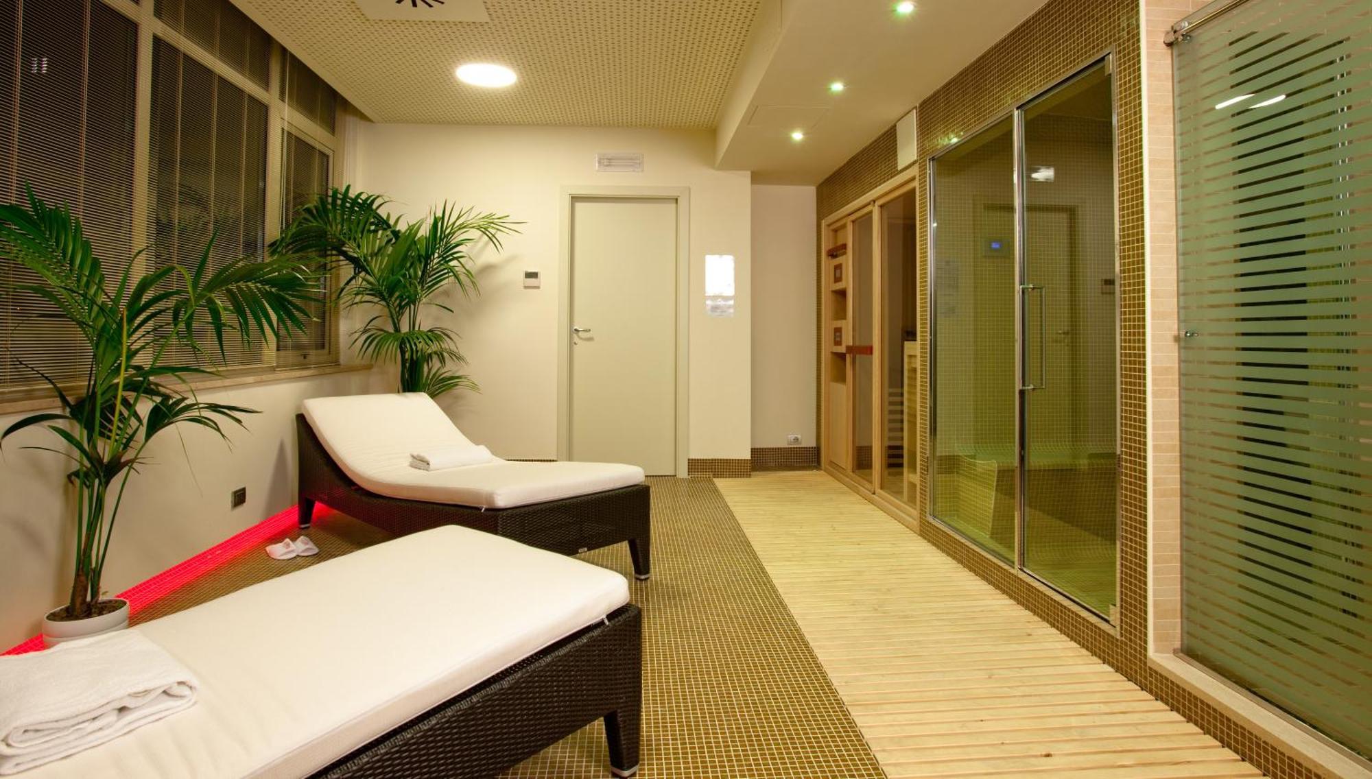 Breaking Business Hotel Mosciano Sant'Angelo Exterior photo