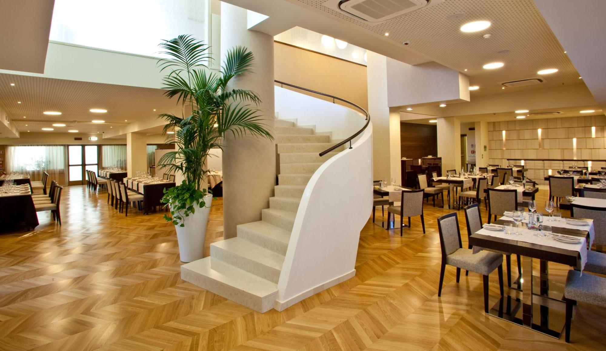 Breaking Business Hotel Mosciano Sant'Angelo Exterior photo