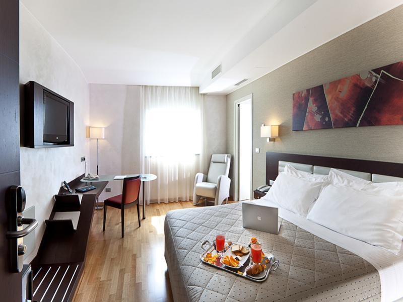 Breaking Business Hotel Mosciano Sant'Angelo Exterior photo