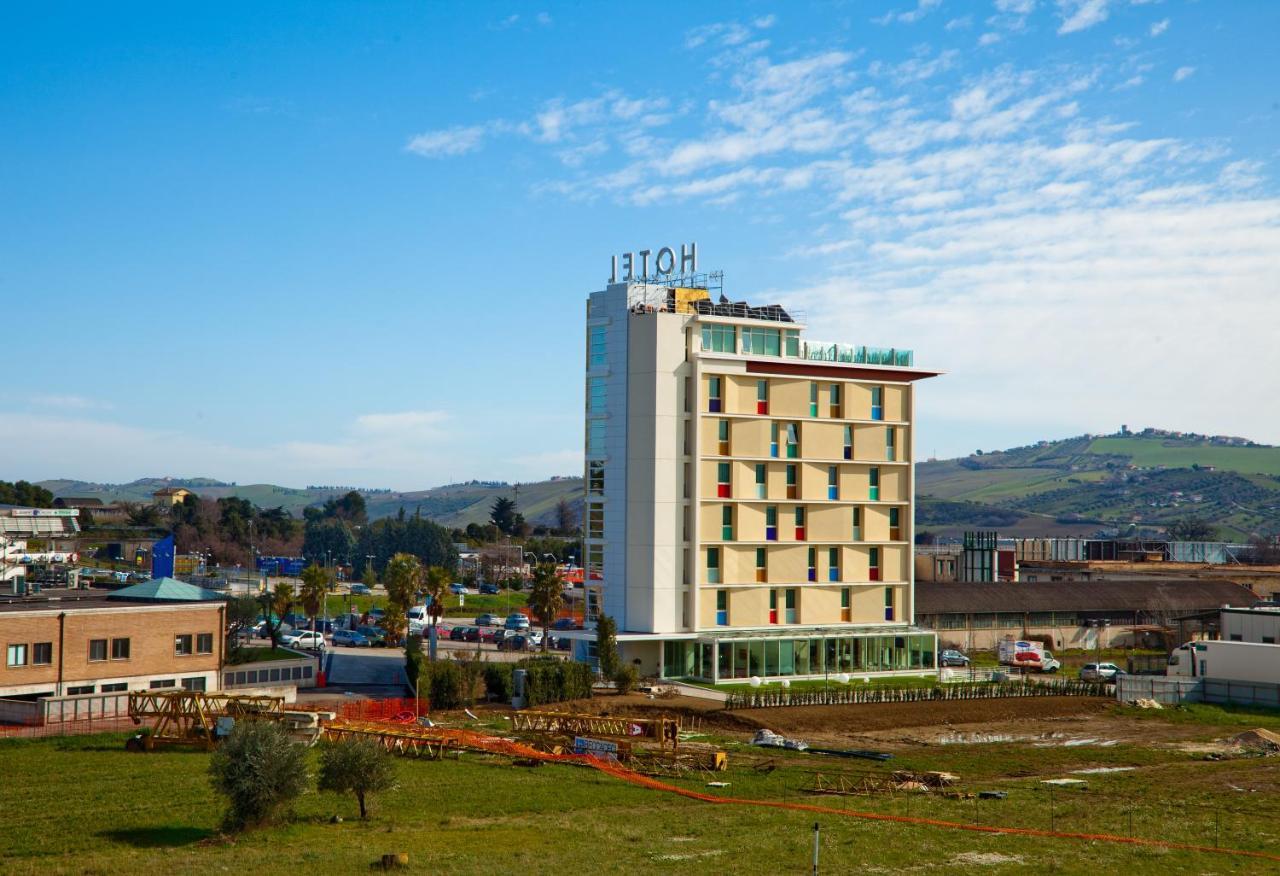 Breaking Business Hotel Mosciano Sant'Angelo Exterior photo